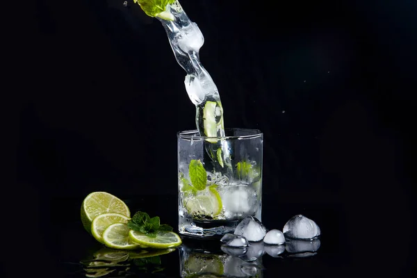 Letní koktejl mojito s splash na černém pozadí — Stock fotografie