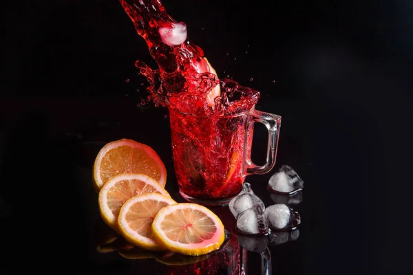 Hibiscus herbata zimne, wlewając do szklanki z lodem, cytryna i mięta jest — Zdjęcie stockowe
