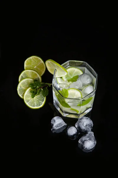 Cocktail estivo mojito in vetro, fette di lime e cubetti di ghiaccio su bl — Foto Stock