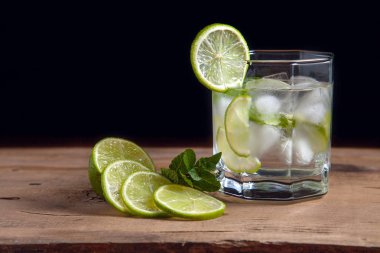 Kokteyl mojito cam, dilimlenmiş limon ve nane ahşap üzerine yaz 