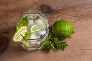 Kokteyl mojito cam, dilimlenmiş limon ve nane ahşap üzerine yaz 