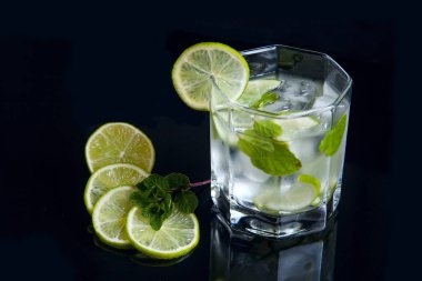 Yaz kokteyl mojito cam siyah arka plan üzerine
