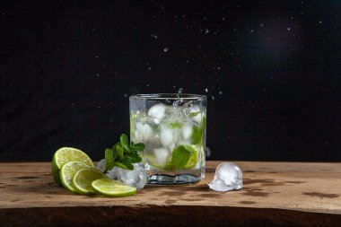 Ahşap arka plan üzerinde sıçrama ile yaz kokteyl mojito