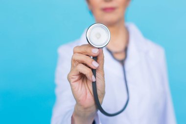 Kadın doktor stetoskop ile yakın çekim