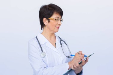 Portre, kadın doktor yazma üzerinde Pano üzerinde beyaz bir arka plan