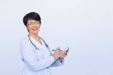 Tıbbi Doktor Doktor kadın kopya alanı ile beyaz arka plan üzerinde