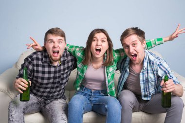 Bira ve futbol için tezahürat genç arkadaşlar iç