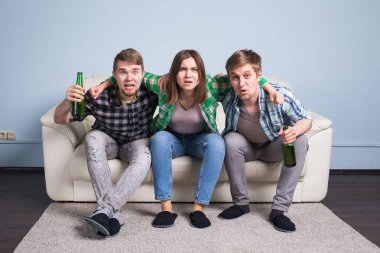 Grup arkadaşıyla birlikte spor izlemek