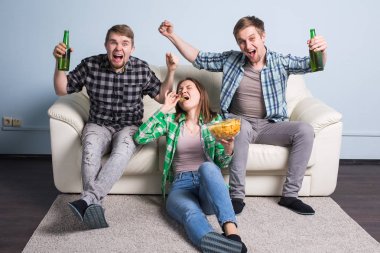 Bira ve futbol için tezahürat genç arkadaşlar iç