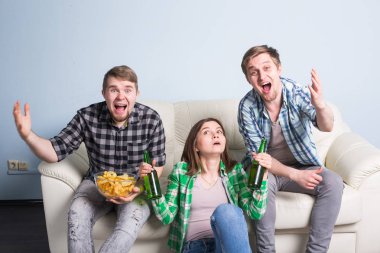 Grup arkadaşıyla birlikte spor izlemek