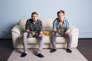 Bira ve futbol için tezahürat genç arkadaşlar iç