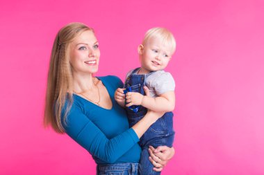 genç anne ve kızı birlikte eğleniyor arka plan pembe