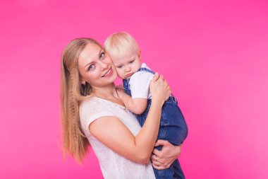 Anne ve kızı, pembe arka plan izole eğleniyor