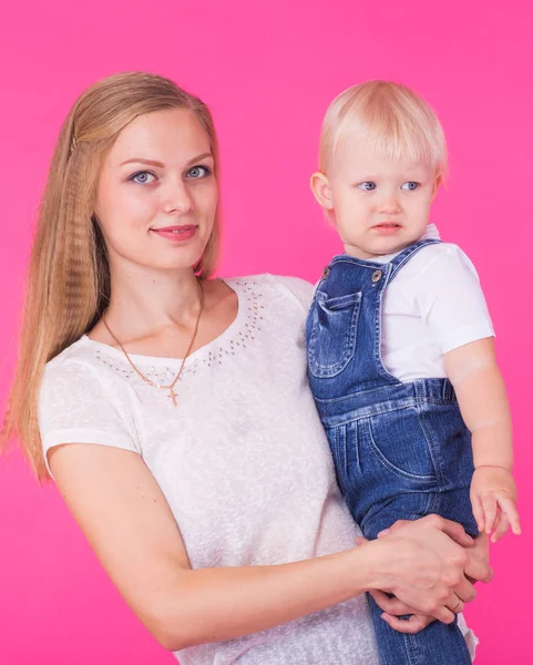 Mãe com filha feliz juntos retrato criança, família — Fotografia de Stock
