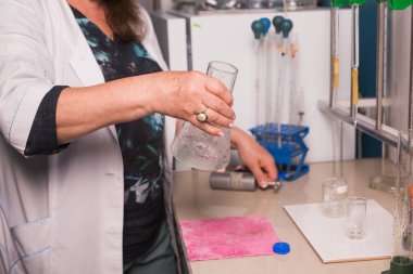 Laboratuvar asistanı su kalitesini test ediyor