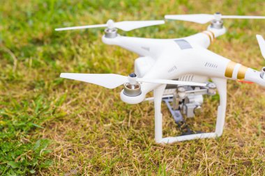 Ufa, Rusya Federasyonu. -6 Haziran 2016: dron çim üzerinde yalan