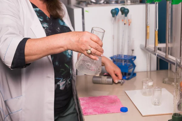 Assistant de laboratoire tester la qualité de l'eau — Photo