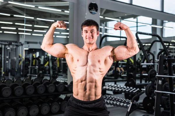 Guapo culturista hombre con grandes músculos en el gimnasio — Foto de Stock