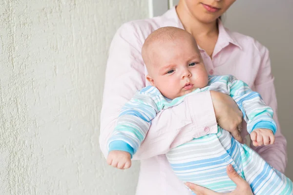 Anne ve küçük bebek oğlu — Stok fotoğraf