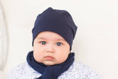 Bebek çocuk güneşli yatak odasında. Yeni doğan çocuk rahatlatıcı