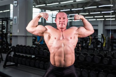 İçinde jimnastik salonu kas vücut geliştirmeci adam