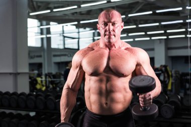 İçinde jimnastik salonu kas vücut geliştirmeci adam