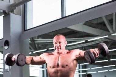 Spor salonunda vücut geliştirmeci