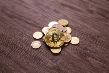 Farklı ülkelerin sikkelerinde Bitcoin. Dijital ödeme sistemi. Dijital para Kripto para dijital siber bitcoin çiftlikte