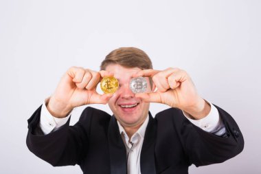 mutlu bir adam oyun bitcoin ve dalga geçmeyi