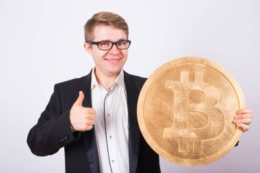büyük bitcoin tutarak ve gösterilen mutlu adam Yaşasın