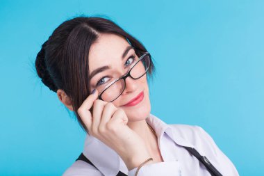 Gözlüklü bir güzel şık mutlu genç öğrenci kadın portresi.