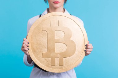 Bir göz kırpıyor, kripto para birimi hakkında düşünme altın bitcoin, tutan kız yakın çekim.