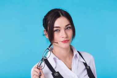 Gözlüklü bir güzel şık mutlu genç öğrenci kadın portresi.