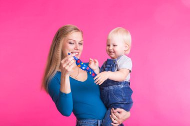 Anne ve kızı, pembe arka plan izole eğleniyor