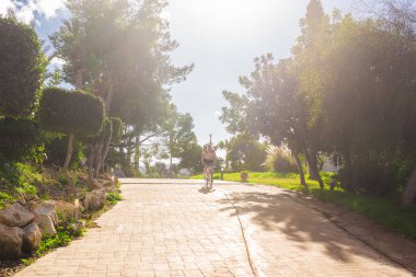 Güneşli bir günde bisiklet sürerken formda olan genç adam..