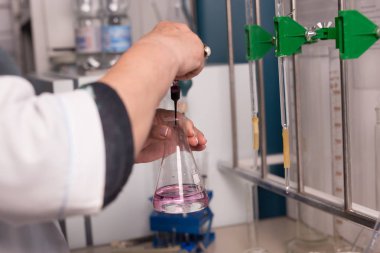Laboratuvar asistanı su kalitesini test ediyor