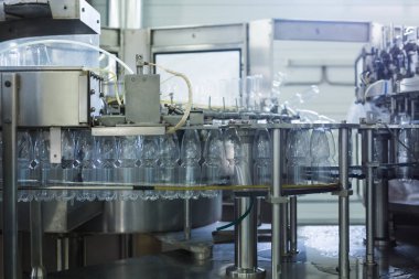 Fabrika - satır işleme ve saf kaynak suyu küçük şişeleri şişeleme şişeleme su su