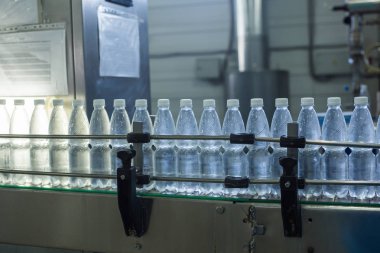 Fabrika - satır işleme ve saf kaynak suyu küçük şişeleri şişeleme şişeleme su su
