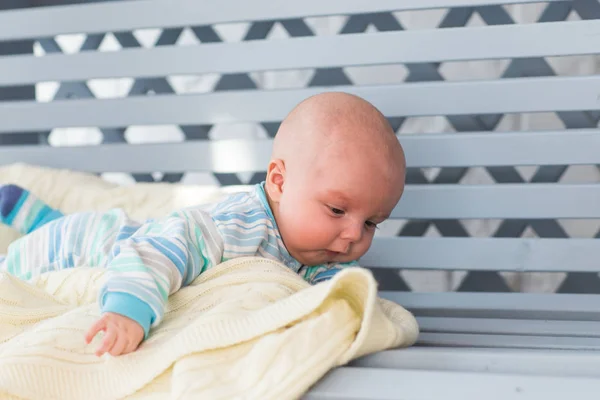Adorable bebé en el dormitorio soleado. Niño recién nacido relajándose —  Fotos de Stock