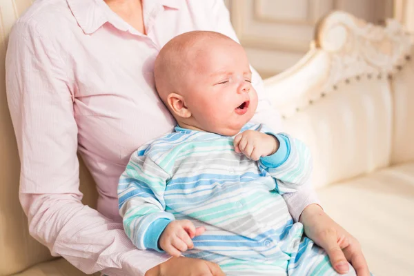 Toddler chłopiec w słoneczny sypialnia. Nowo narodzone dziecko relaksujący — Zdjęcie stockowe