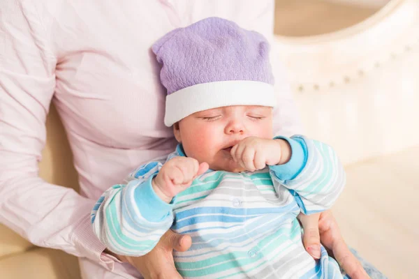 Портрет милого новорожденного ребенка — стоковое фото