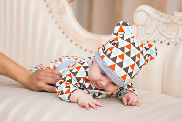 Bonito menino recém-nascido em quarto ensolarado — Fotografia de Stock