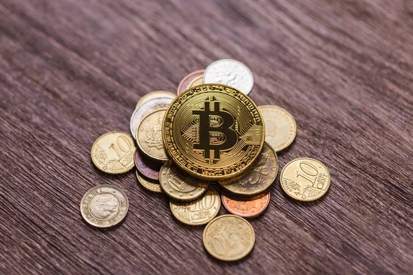 Farklı ülkelerin sikkelerinde Bitcoin. Dijital ödeme sistemi. Dijital para Kripto para dijital siber bitcoin çiftlikte