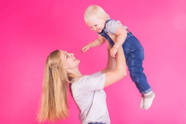 Madre e hija divirtiéndose aisladas sobre fondo rosa — Foto de Stock