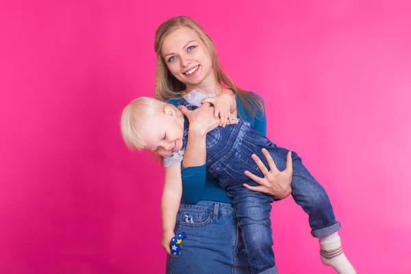 Madre e figlia divertirsi isolato su sfondo rosa — Foto Stock