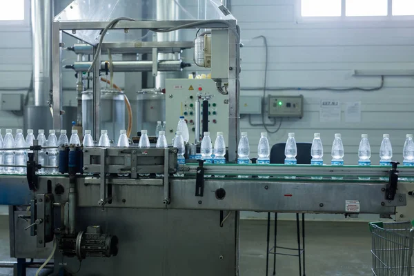 Línea de producción de agua potable en la industria — Foto de Stock