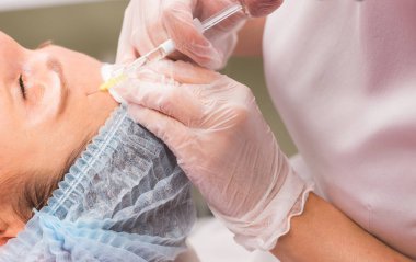 Kadın yaş enjeksiyon alma