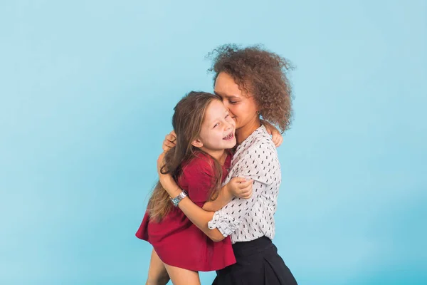 Feliz familia amorosa. Madre e hija jugando, besándose y abrazándose — Foto de Stock