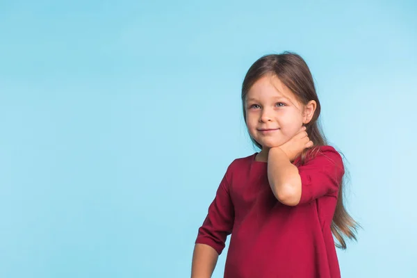 Lindo retrato alegre niña, aislado sobre fondo azul con espacio de copia — Foto de Stock