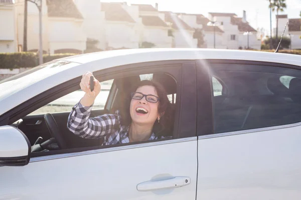 Attraktive junge glückliche Frau zeigt Schlüssel aus dem neuen Auto — Stockfoto